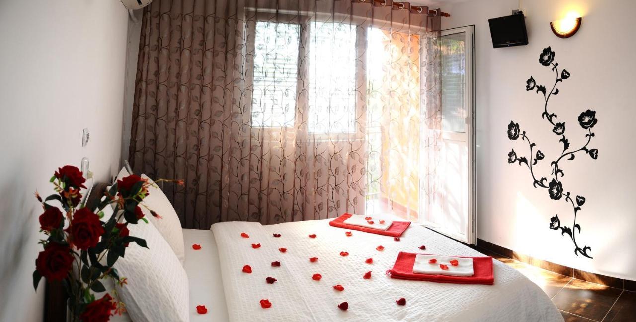 Vila Floarea Etiquette Костінешть Екстер'єр фото